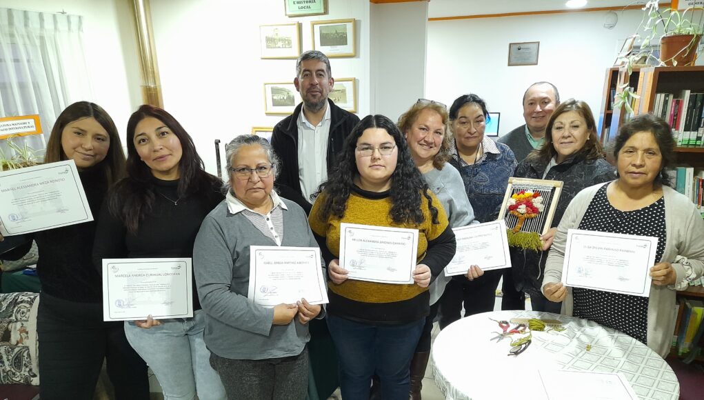 Mujeres de Radal participan en taller de telar decorativo “Árbol de Vida” para fortalecer saberes ancestrales y empoderamiento femenino