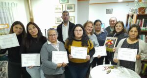 Mujeres de Radal participan en taller de telar decorativo “Árbol de Vida” para fortalecer saberes ancestrales y empoderamiento femenino