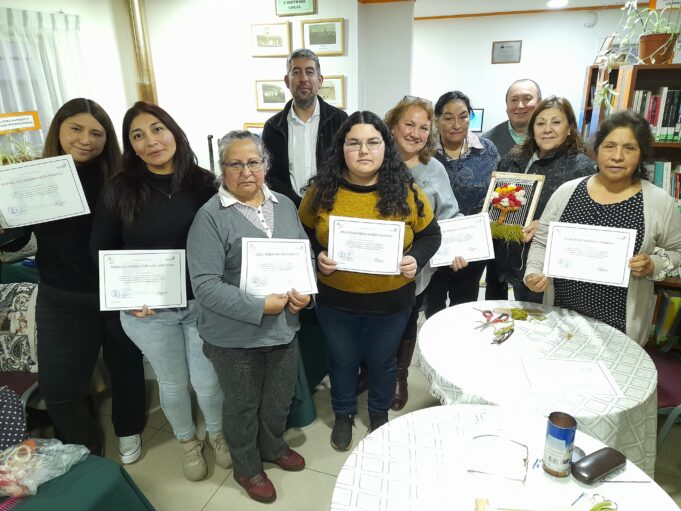 Mujeres de Radal participan en taller de telar decorativo “Árbol de Vida” para fortalecer saberes ancestrales y empoderamiento femenino