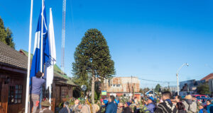 Municipio de Teodoro Schmidt iza por primera vez la bandera mapuche en emotiva ceremonia de We Tripantu