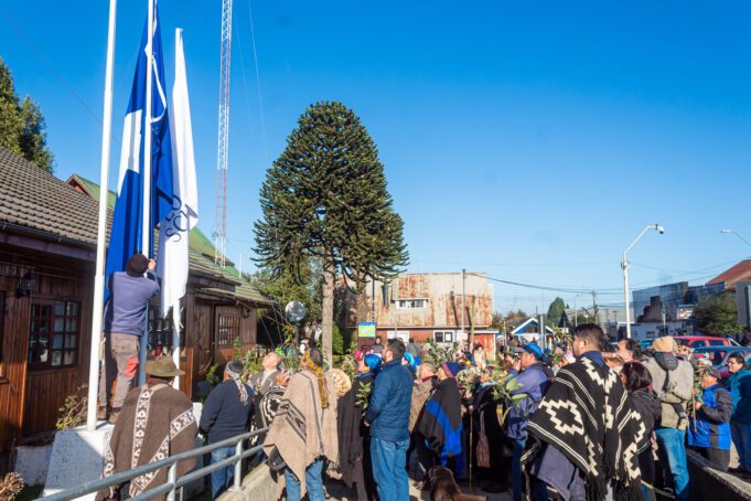 Municipio de Teodoro Schmidt iza por primera vez la bandera mapuche en emotiva ceremonia de We Tripantu