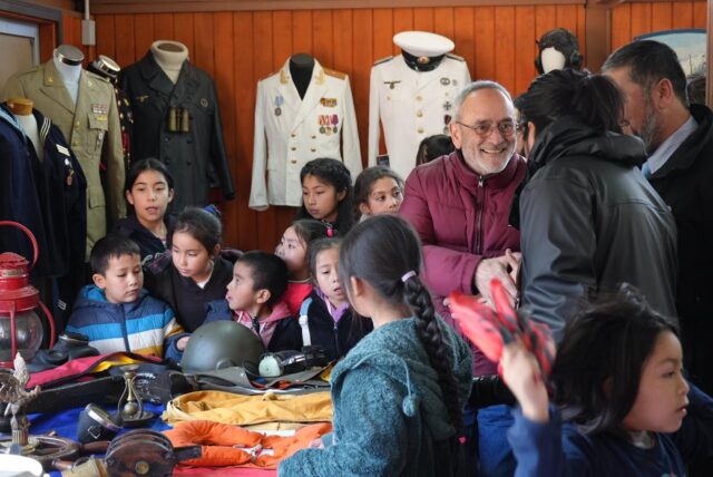 El mar llega a la cordillera: muestra naval acerca el océano a estudiantes de Lonquimay