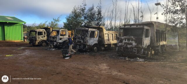 Encapuchados armados queman camiones y maquinaria en relleno sanitario de Collipulli tras maniatar al vigilante
