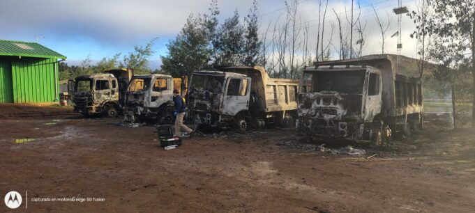 Encapuchados armados queman camiones y maquinaria en relleno sanitario de Collipulli tras maniatar al vigilante