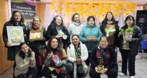 Mujeres de Pitrufquén exponen sus coloridas obras en muestra de mosaico