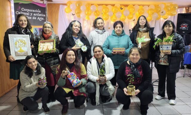 Mujeres de Pitrufquén exponen sus coloridas obras en muestra de mosaico