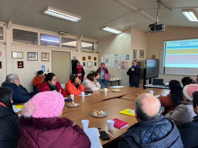 Entregan importantes herramientas de manejo de viveros a pequeños productores locales de Freire