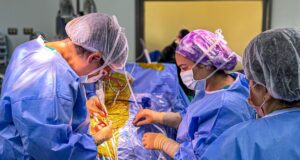 Hospital regional de Temuco realiza innovadora cirugía para extirpar complejo tumor cerebral