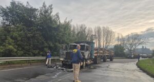 PDI Temuco realiza diligencias investigativas tras ataque incendiario en Nueva Imperial