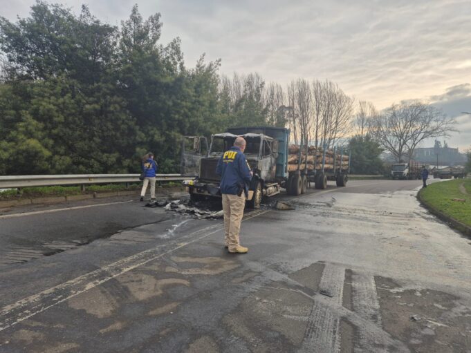 PDI Temuco realiza diligencias investigativas tras ataque incendiario en Nueva Imperial