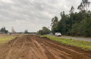 Inician obras para habilitar nueva pista tras socavón en el sector de Huefel, en la ruta Pitrufquén – Toltén