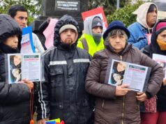 “No queremos que este caso quede en el olvido”: Familiares y cercanos de joven desaparecido se manifiestan frente a Fiscalía de Pitrufquén