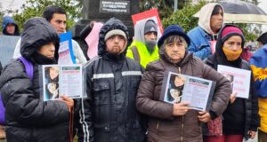 “No queremos que este caso quede en el olvido”: Familiares y cercanos de joven desaparecido se manifiestan frente a Fiscalía de Pitrufquén