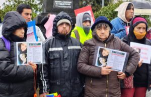 “No queremos que este caso quede en el olvido”: Familiares y cercanos de joven desaparecido se manifiestan frente a Fiscalía de Pitrufquén