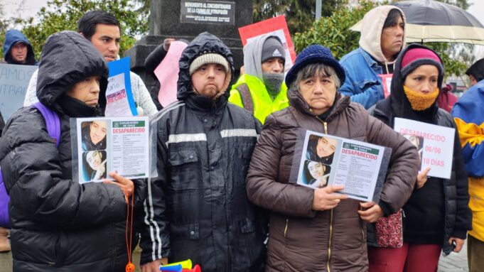 “No queremos que este caso quede en el olvido”: Familiares y cercanos de joven desaparecido se manifiestan frente a Fiscalía de Pitrufquén