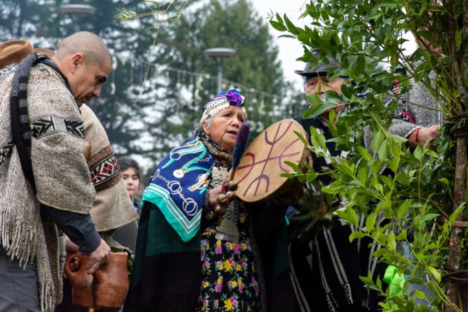 Con rogativa e izamiento de bandera, comunidades indígenas de Pitrufquén inician celebraciones de We Tripantu