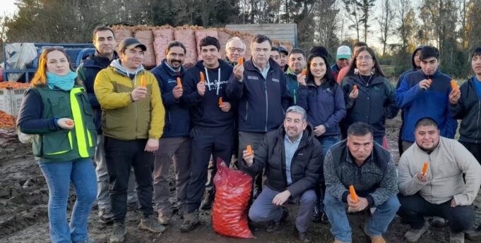 Ministro de Agricultura visitó a agricultores de Freire junto al alcalde de la comuna