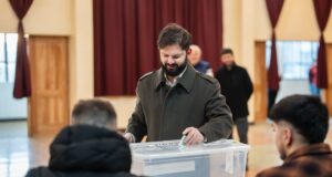 Presidente Gabriel Boric vota en Punta Arenas y llama a fortalecer la democracia participando en las primarias