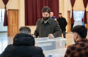 Presidente Gabriel Boric vota en Punta Arenas y llama a fortalecer la democracia participando en las primarias