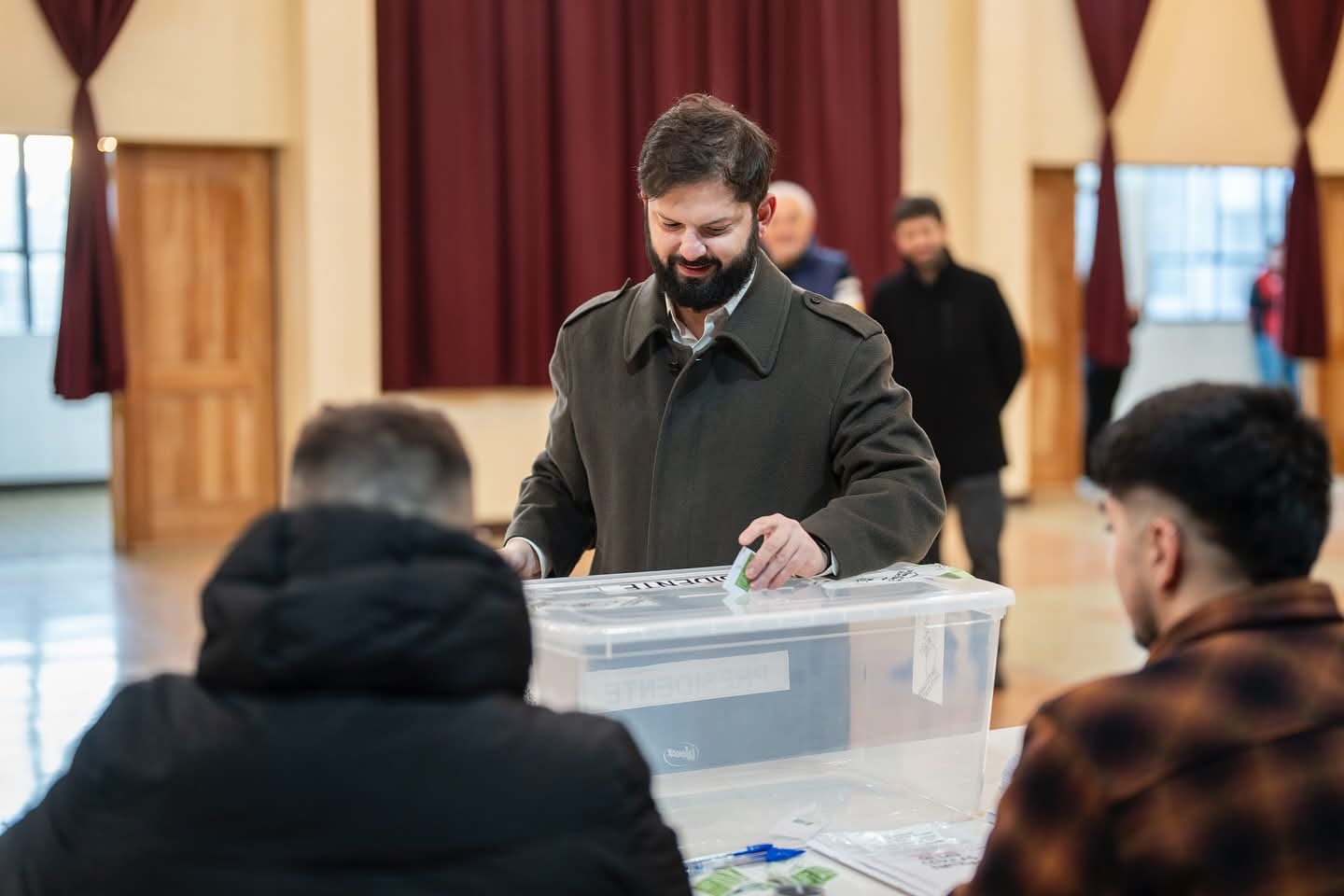 Presidente Gabriel Boric vota en Punta Arenas y llama a fortalecer la ...