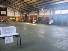 Vocales de mesa enfrentaron bajas temperaturas con calefactores propios en la comuna de Pitrufquén