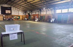 Vocales de mesa enfrentaron bajas temperaturas con calefactores propios en la comuna de Pitrufquén