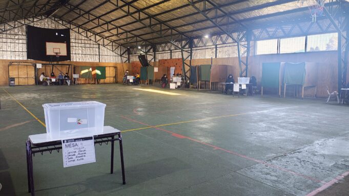 Vocales de mesa enfrentaron bajas temperaturas con calefactores propios en la comuna de Pitrufquén