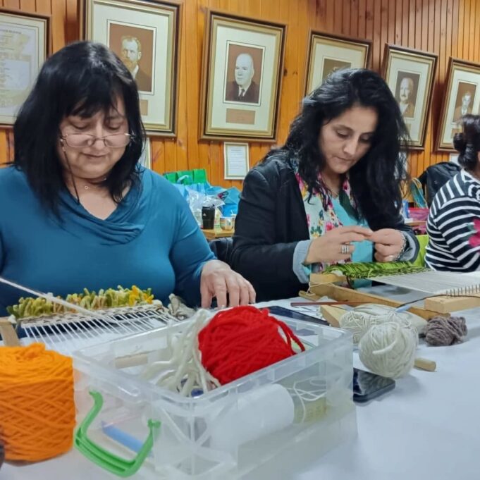 Con una certificación en la biblioteca municipal de Freire se cerró un ciclo de talleres de artesanía desarrollados durante julio