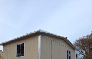 Tres familias afectadas por incendios en Toltén reciben viviendas de emergencia