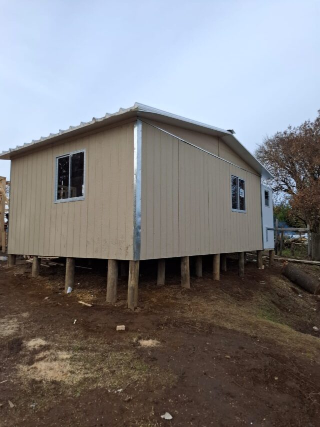 Tres familias afectadas por incendios en Toltén reciben viviendas de emergencia