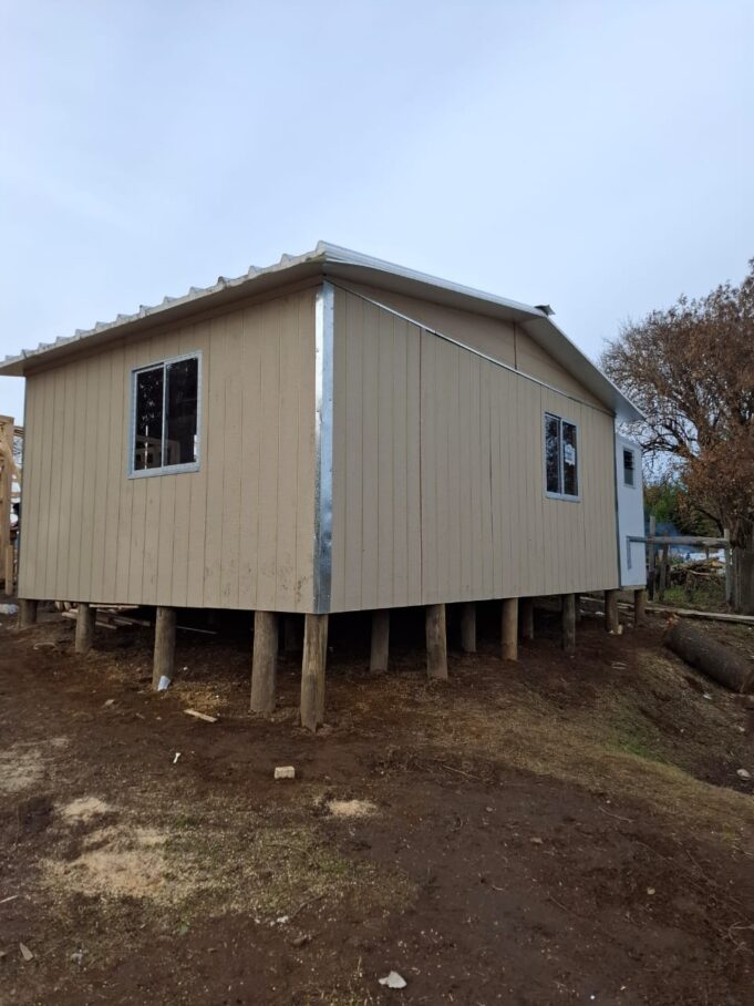 Tres familias afectadas por incendios en Toltén reciben viviendas de emergencia