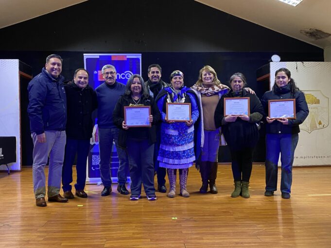 Platería y joyería mapuche: 20 personas fueron certificadas en Pitrufquén en oficios con identidad cultural