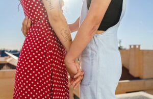 Pareja lésbica denuncia que fue expulsada de una cafetería de Licán Ray tras darse un beso