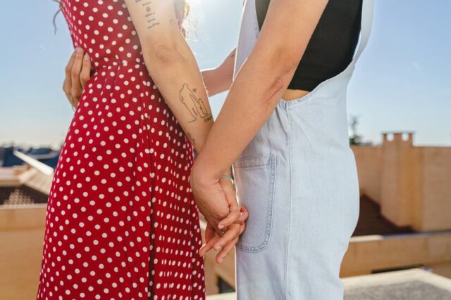 Pareja lésbica denuncia que fue expulsada de una cafetería de Licán Ray tras darse un beso