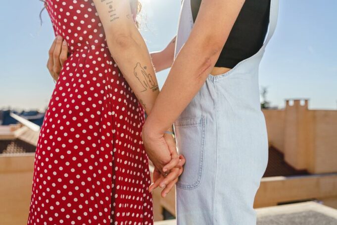 Pareja lésbica denuncia que fue expulsada de una cafetería de Licán Ray tras darse un beso