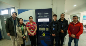 Municipalidad de Gorbea y Frontel instalan nuevo tótem de carga para celulares en posta de Quitratúe