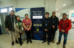 Municipalidad de Gorbea y Frontel instalan nuevo tótem de carga para celulares en posta de Quitratúe