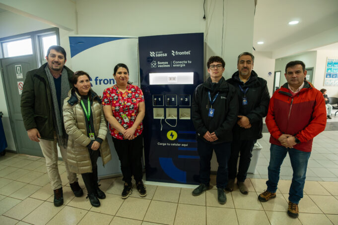 Municipalidad de Gorbea y Frontel instalan nuevo tótem de carga para celulares en posta de Quitratúe