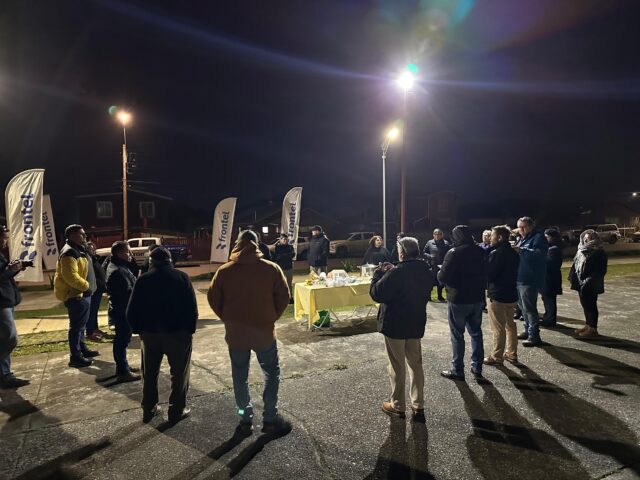 Frontel ilumina emblemática plaza de Puerto Saavedra