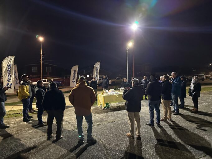 Frontel ilumina emblemática plaza de Puerto Saavedra