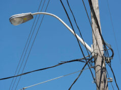 Vecinos Pitrufquén denuncian falta de alumbrado público: postes de luz apagados y árboles generan inseguridad