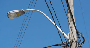 Vecinos Pitrufquén denuncian falta de alumbrado público: postes de luz apagados y árboles generan inseguridad