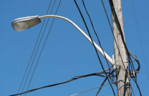 Vecinos Pitrufquén denuncian falta de alumbrado público: postes de luz apagados y árboles generan inseguridad