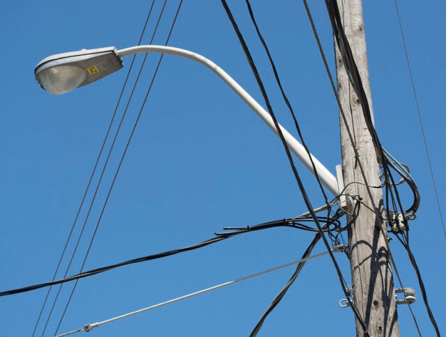 Vecinos Pitrufquén denuncian falta de alumbrado público: postes de luz apagados y árboles generan inseguridad