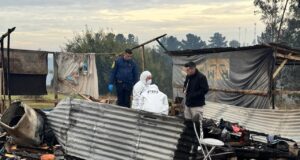 Mujer fue encontrada muerta entre los escombros de una casa siniestrada en Temuco: investigan el hecho