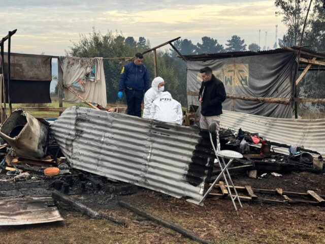 Mujer fue encontrada muerta entre los escombros de una casa siniestrada en Temuco: investigan el hecho