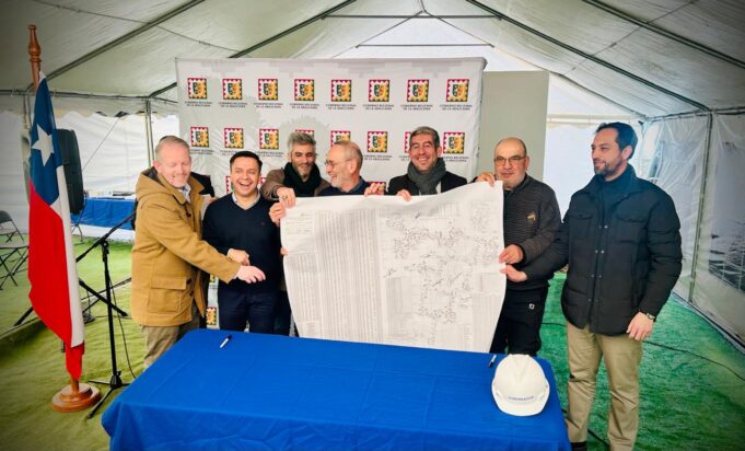 Autoridades y vecinos instalaron primer tubo del APR más grande de la región en Freire