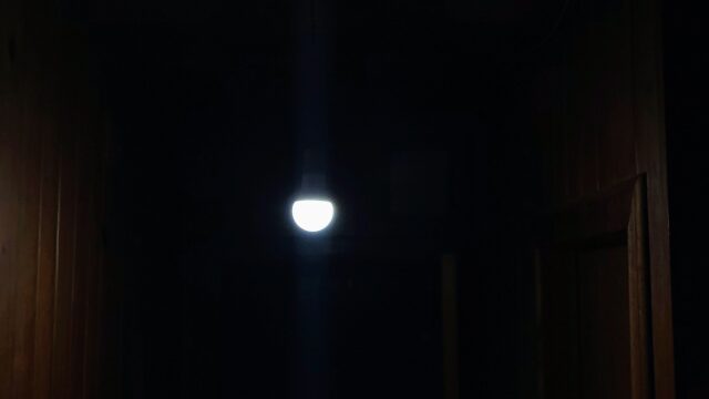 Vecinos de Villa Parques Nacionales en Pitrufquén reportan cortes intermitentes de luz y temen daños a sus electrodomésticos