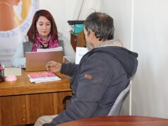 Municipio de Pitrufquén entrega asesoría jurídica en temas de familia en container ubicado en patio interior