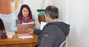 Municipio de Pitrufquén entrega asesoría jurídica en temas de familia en container ubicado en patio interior